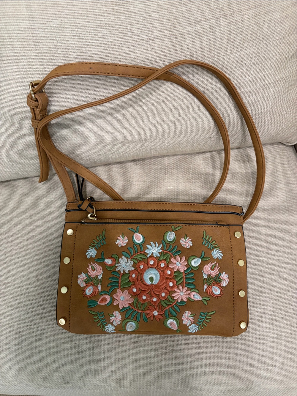 Embroidered Tan Crossbody Bag 🤎 💐